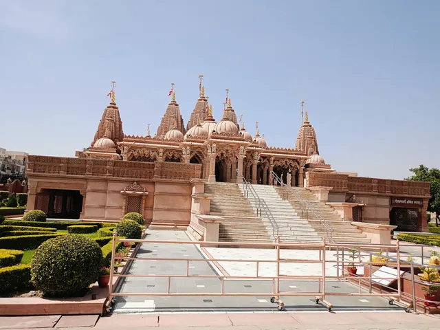 Beautiful night view of Akshardham Temple Jaipur glowing with divine lights, showcasing stunning architecture and peaceful surroundings.